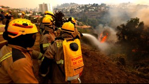 Bombero combatió incendios en Viña del Mar pese a que sabía que su casa estaba quemada: 'Uno continúa con la labor'