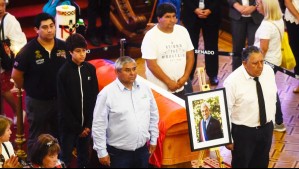 'Dio todo por sacarnos': 4 de los 33 mineros llegan al velorio del expresidente Sebastián Piñera