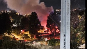 Voraz incendio en Villa Alemana consume una vivienda y deja una persona lesionada