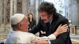 Papa Francisco y presidente Milei se abrazan en el Vaticano