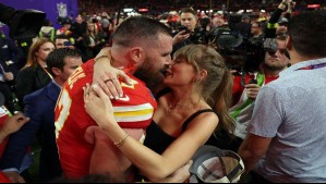 El apasionado beso entre Taylor Swift y su novio Travis Kelce durante la final del Superbowl 2024