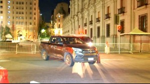 Carabineros dispara a conductora que manejaba contra el tránsito frente a La Moneda