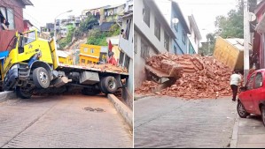 Camión con ladrillos vuelca y choca con casa tras intentar subir por empinada calle de un cerro de Valparaíso