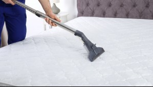 ¿Cómo se debe limpiar el colchón?