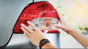¿Qué significa que los intermitentes y luces de viraje del auto parpadeen rápido?