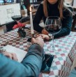 Un turista japonés fue robado por una viuda negra argentina, una mujer que lo embaucó a través de una aplicación de citas y consiguió que el hombre la llevara a su departamento. Conoce detalles del caso.