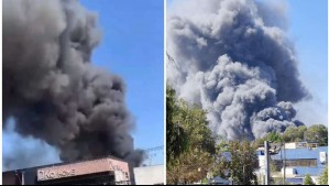 Incendio afecta a bodegas comerciales del sector El Cortijo en Conchalí: Generó una gran columna de humo