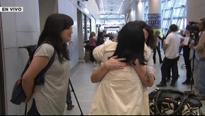 Hijos adoptados irregularmente en dictadura retornan a Chile: 'No puedo esperar a iniciar una nueva vida'