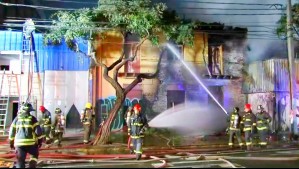 Incendio afectó a casa abandonada y una bodeja en Santiago: Robo de medidor de gas habría originado el siniestro
