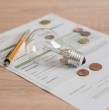 Conoce 7 trucos que te ayudarán a ahorrar energía eléctrica en tu casa. El consumo eléctrico es importante en los gastos de fin de mes, por lo que debes estar atento y reducir el uso de ciertos artefactos.