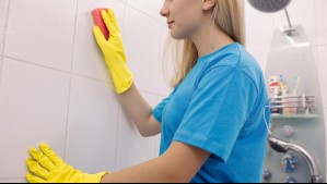 ¿Cómo se tienen que limpiar los azulejos del baño?