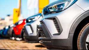 ¿Quiénes deben grabar las patentes en los vidrios y espejos de sus autos?