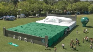 Chillán logra récord Guinness por la cama más grande del mundo: Equivale a una cancha de fútbol