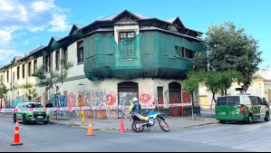 Desalojan casa patrimonial abandonada en Santiago: Inmueble había sido tomado por personas en situación de calle