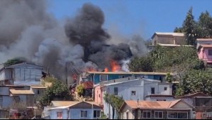 Gran incendio consume vivienda en el cerro San Juan de Dios de Valparaíso