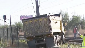 Camión protagoniza accidente de tránsito y queda en medio de la línea del tren en San Bernardo