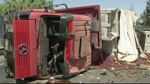 Camión se vuelca y pierde su carga de ciruelas en autopista General Velásquez: Corte de tránsito durará varias horas