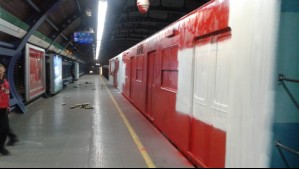 Cerca de 30 sujetos encapuchados rayan 7 vagones en la Línea 5 del Metro de Santiago