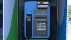 Anuncian apagado total de teléfonos públicos en Chile a excepción de dos: ¿Dónde están los que seguirán funcionando?