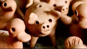 Acusan de 'apropiación cultural' a reconocida tienda por vender maceta similar al chanchito de greda