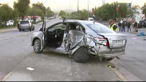 Un conductor en riesgo vital tras grave choque en Peñalolén: Ocupantes del otro auto escaparon