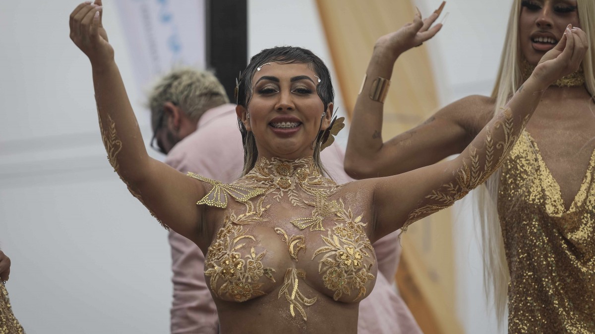 Así fue el piscinazo de Naya Fácil en Viña2024: Con un look inspirado en  mariposas y un particular 