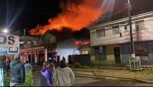 Gigantesco incendio destruyó supermercado, 4 locales y una vivienda en Loncoche: Dos bomberos heridos