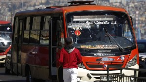 'Si seguimos más rápido, vamos a viajar en el tiempo': Micro de Valparaíso se hace viral por transitar a alta velocidad