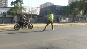 Motorista evadió fiscalización en vivo y carabinero reaccionó desenfundando su arma de servicio