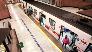 Metro restablece servicio en estación Universidad de Chile tras cierre por rotura de ducto