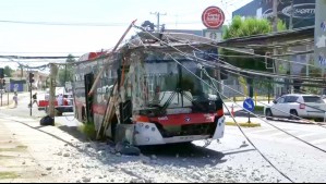 Bus Red arrasa con poste de luz en Peñalolén: Conductor asegura que intentó esquivar a un vehículo