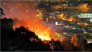 'Adiós casita, tengo que arrancar': El trágico registro de un afectado por los incendios en Valparaíso