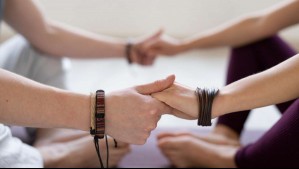 Empresario se sentía solo y llegó a un grupo espiritual: Se casó con la fundadora y terminó perdiendo $2.500 millones