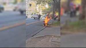 Motorista se molesta al ser fiscalizado y procede a incendiar su motocicleta en Las Condes