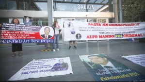 Familiares de funcionarios PDI fallecidos protestan contra Sergio Muñoz: 'Sabía de todo el montaje y encubrimiento'