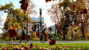 Llega el otoño y baja la temperatura en Santiago: Revisa cómo estarán los próximos días en la capital