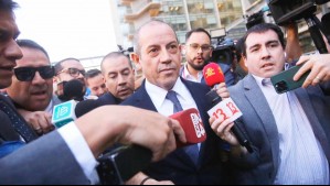 Caótica llegada de Sergio Muñoz a tribunales: Escolta de exdirector de la PDI agredió a periodistas y camarógrafos