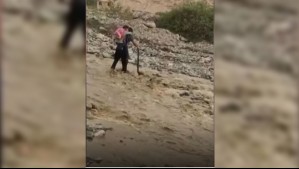 Profesor peruano saca aplausos: Carga en su espalda todos los días a una alumna para cruzar un río y llegar al colegio