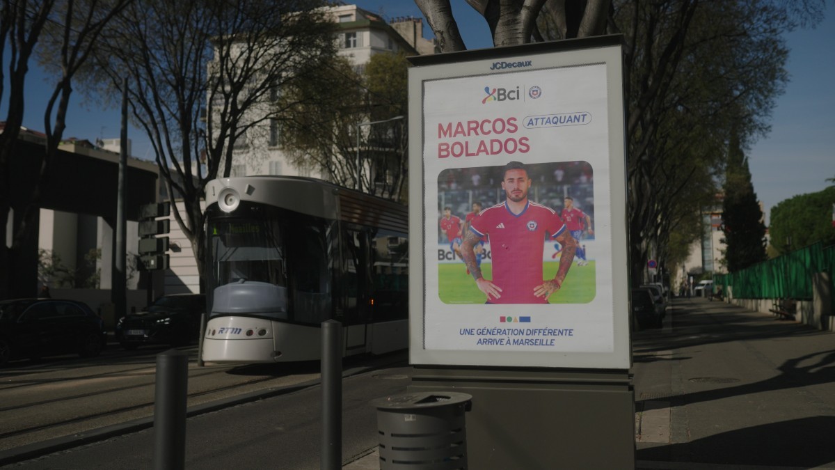 A días de Chile versus Francia: Bci instaló 12 paletas publicitarias en Marsella con los rostros de 'La Roja'
