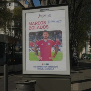 A días de Chile versus Francia: Bci instaló 12 paletas publicitarias en Marsella con los rostros de 'La Roja'