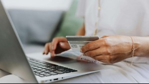 Casi $57 millones en compras online, cotillón, alcohol y viajes: Los gastos de la acusada de fraude al Arzobispado