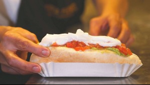 Sólo fue superado por el choripán argentino: Reconocen al 'completo' dentro de los hot dogs mejor valorados del mundo