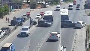 Video muestra a adolescentes chocar en auto robado: Amenazaron a madre e hijo y fueron impactados por bus al huir