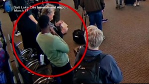 Hombre tomaba fotos de las tarjetas de embarque de pasajeros para subir al avión sin pagar en EEUU