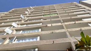 Denuncian daños en edificio luego que caída de un bloque dejara en riesgo vital a un turista en Santiago