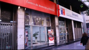 Ingresaron por oficina de SernamEG: Encapuchados roban celulares desde local de telecomunicaciones en Santiago