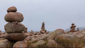 Torres de rocas: ¿Por qué la CONAF quiere evitar que hagan este tipo de estructuras en los parques nacionales?