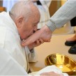 El papa Francisco lavó el jueves los pies de 12 mujeres detenidas en una prisión de Roma, un rito que marca el jueves antes de la Pascua. Conoce todos los detalles en el siguiente artículo.