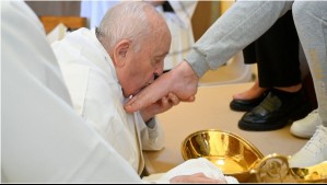 El papa Francisco lava los pies a 12 mujeres reclusas en una prisión de Roma