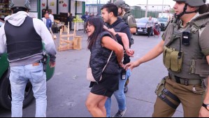Video muestra momento en que mujer quita pistola a guardia y dispara en Lo Valledor: Hay tres heridos
